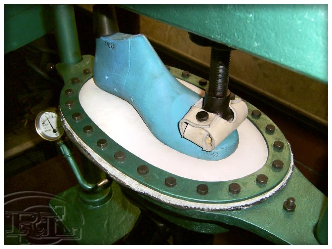 Máquina de Pegar Suelas con Presión Manual 'GILMA' 3