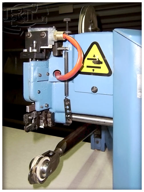 Máquina de Poner Cinta y Abrir Costuras 'USM' 2